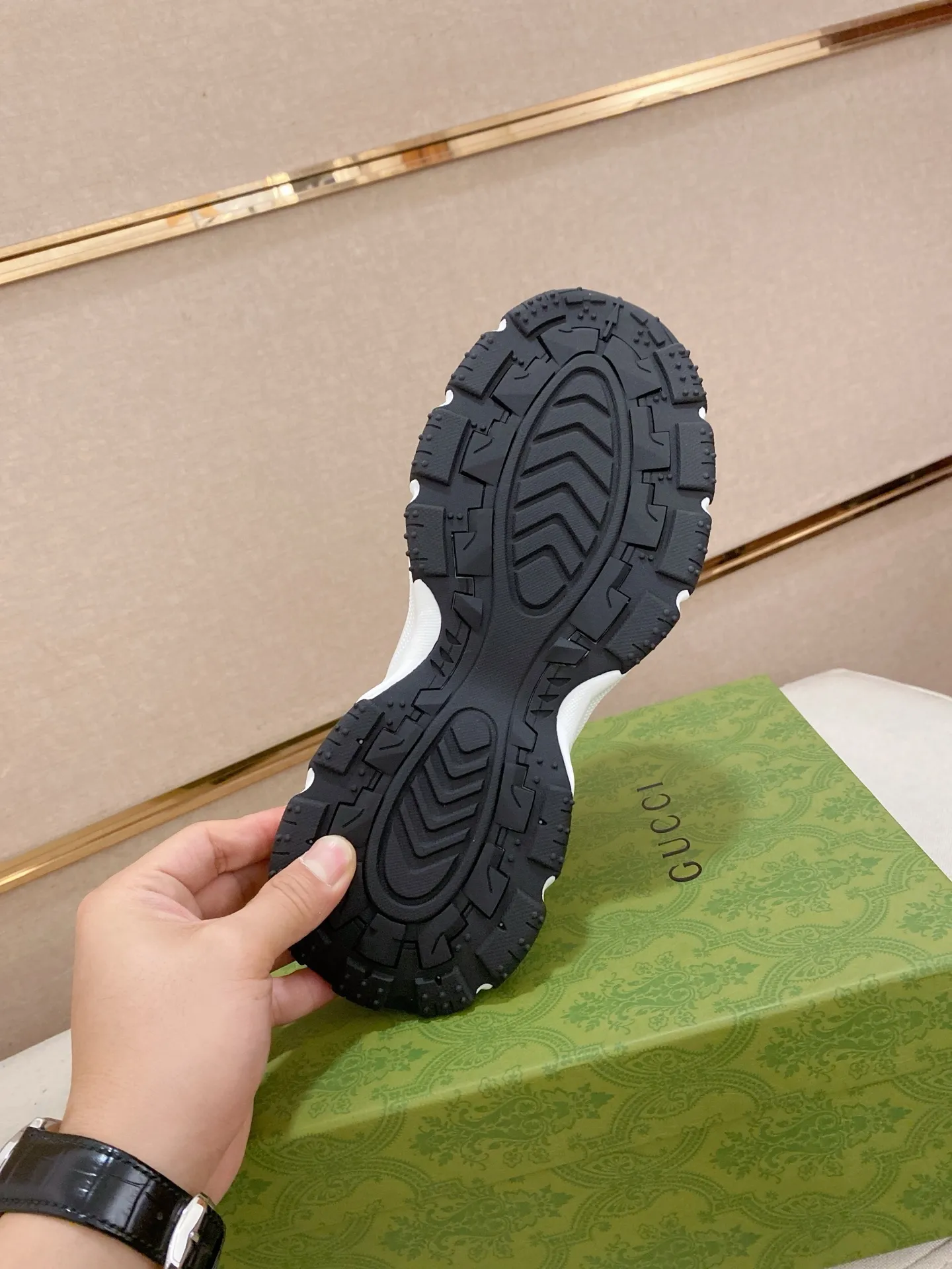 Men's shoes 💰 442 💰 High-quality new GUCCI counters are on the market at the same time. The new men's shoes, 😘fabrics are selected imported cowhide, lining: mesh breathable lining. 👍🏿 High-end ☄️ air-cushion molded anti-slip rubber outsole, exquisite lines, simple and elegant, comfortable and high-end for leisure travel. Code number: 38 to 44 (45 can be customized and cannot be returned or exchanged)